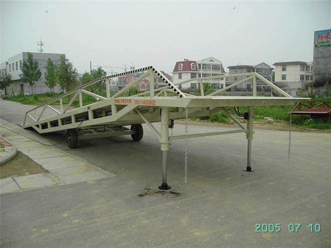 移动式登车桥 金力机械液压移动式登车桥，让装卸货更高效